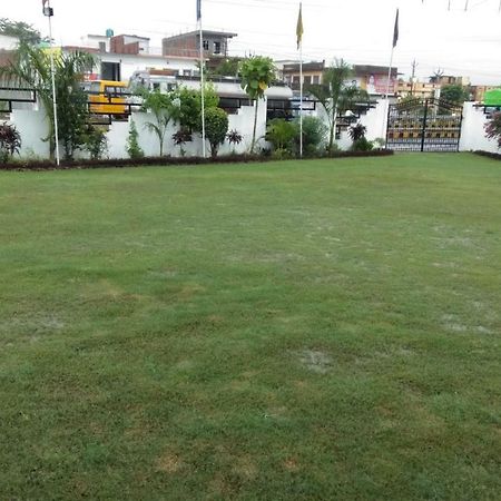 Hotel The Ideal Kushinagar エクステリア 写真