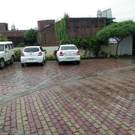 Hotel The Ideal Kushinagar エクステリア 写真