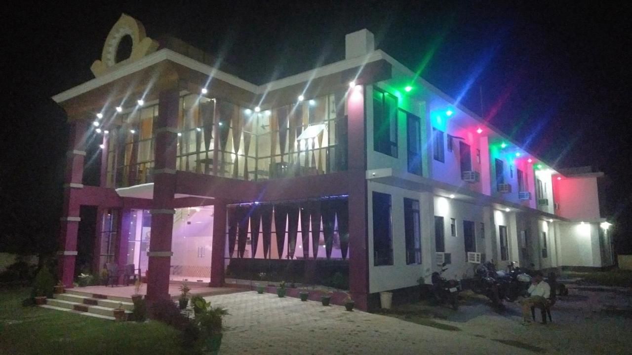 Hotel The Ideal Kushinagar エクステリア 写真