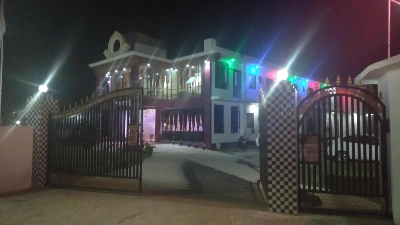 Hotel The Ideal Kushinagar エクステリア 写真