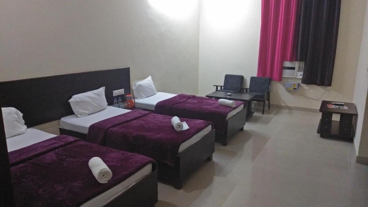 Hotel The Ideal Kushinagar エクステリア 写真