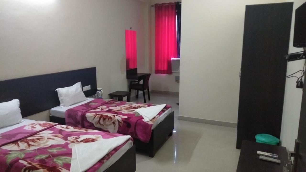 Hotel The Ideal Kushinagar エクステリア 写真