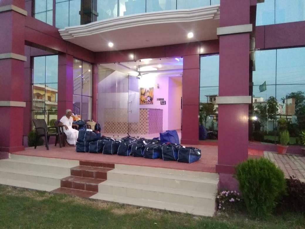 Hotel The Ideal Kushinagar エクステリア 写真
