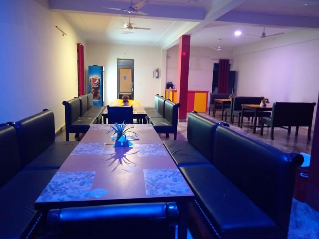 Hotel The Ideal Kushinagar エクステリア 写真